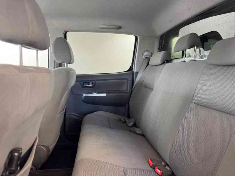 Toyota Hilux 2,5 D4D Life 4x4 nafta 106kw - foto 17