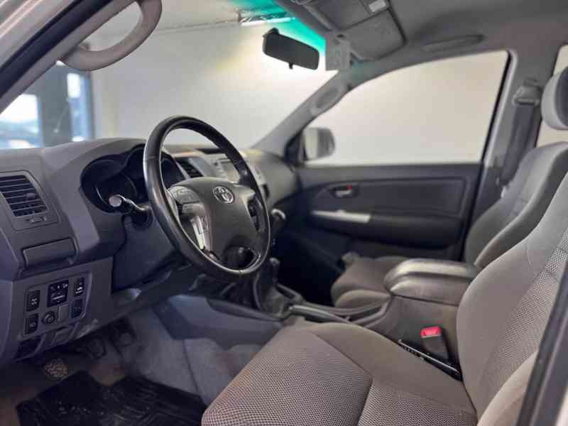 Toyota Hilux 2,5 D4D Life 4x4 nafta 106kw - foto 13