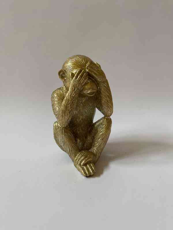 Opice nevidím - socha ve zlatém provedení