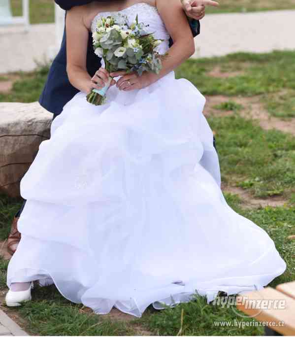 Svatební šaty + 2 kruhova spodnice + bile samodrzky - foto 3