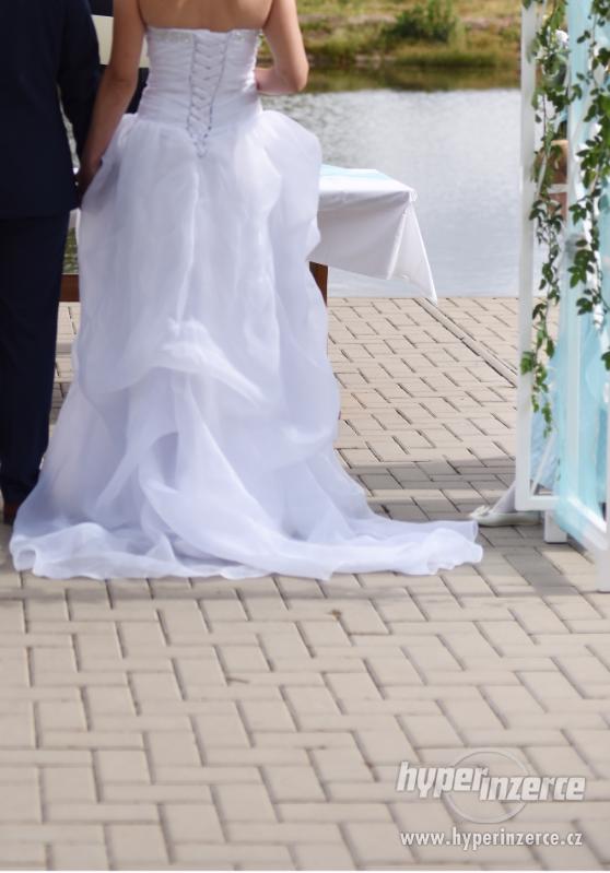 Svatební šaty + 2 kruhova spodnice + bile samodrzky - foto 4