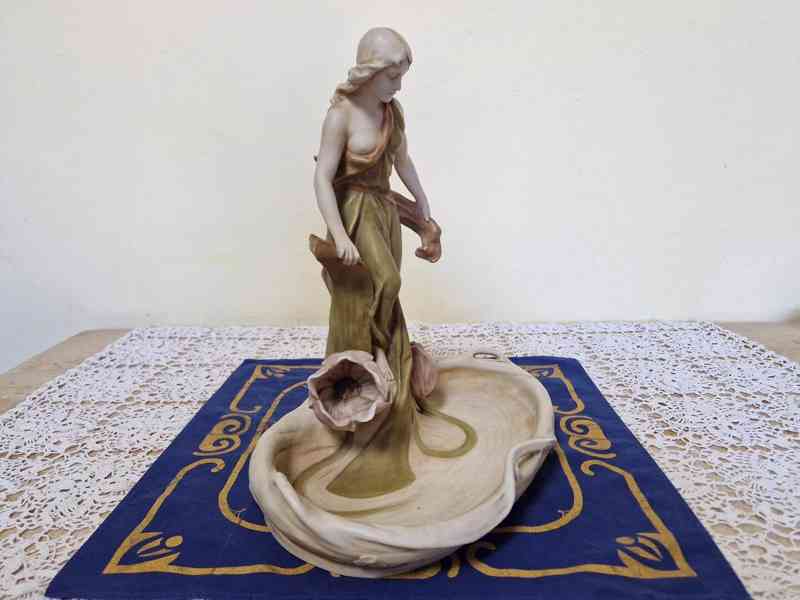 Krásná secesní porcelánová plastika Dívka Akt Royal Dux - foto 4