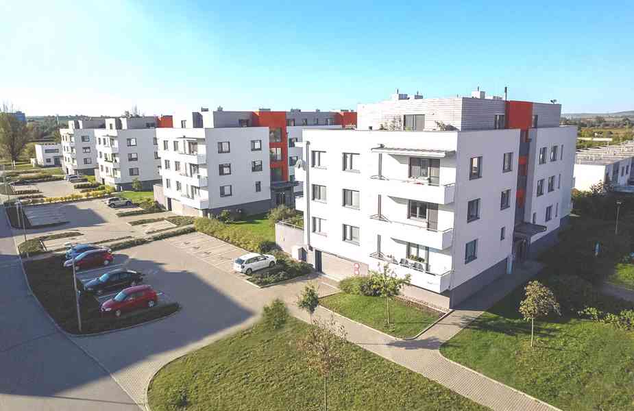 Prodám KRYTÉ GARÁŽOVÉ STÁNÍ ve Slavkově u Brna, Zelnice II.  - foto 11
