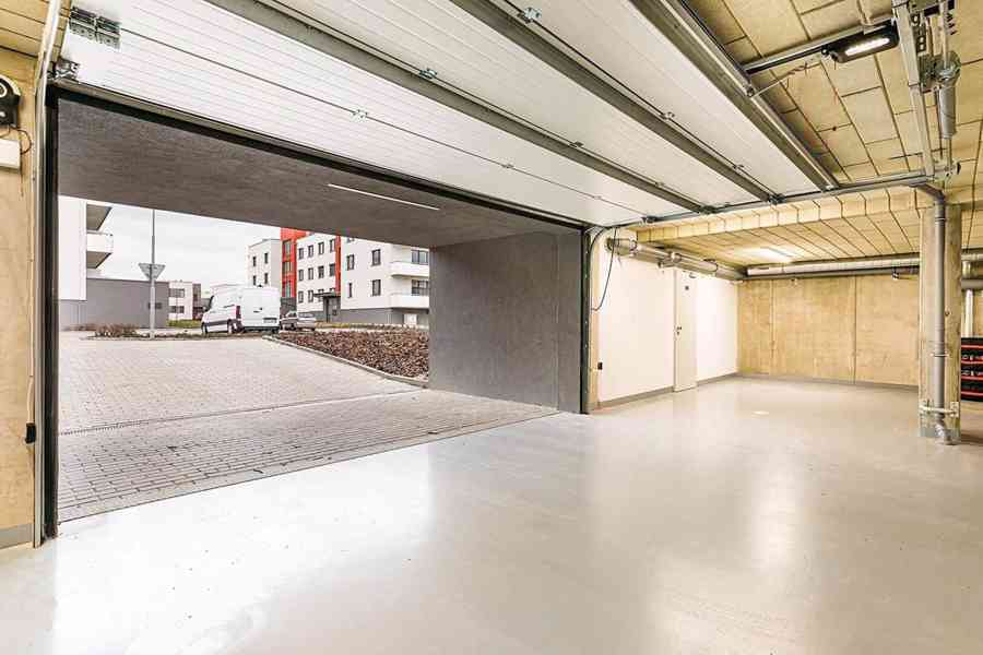 Prodám KRYTÉ GARÁŽOVÉ STÁNÍ ve Slavkově u Brna, Zelnice II.  - foto 4