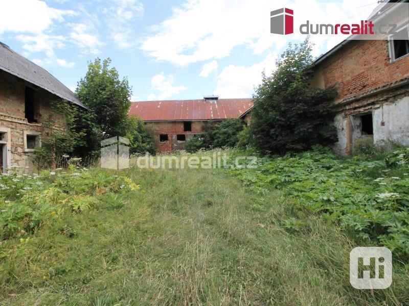 Bývalá zemědělská usedlost s velkým pozemkem určená k rekonstrukci v obci Beranovka nedaleko Teplé - foto 4