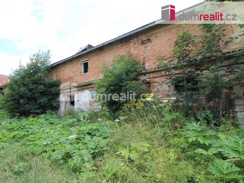 Bývalá zemědělská usedlost s velkým pozemkem určená k rekonstrukci v obci Beranovka nedaleko Teplé - foto 6