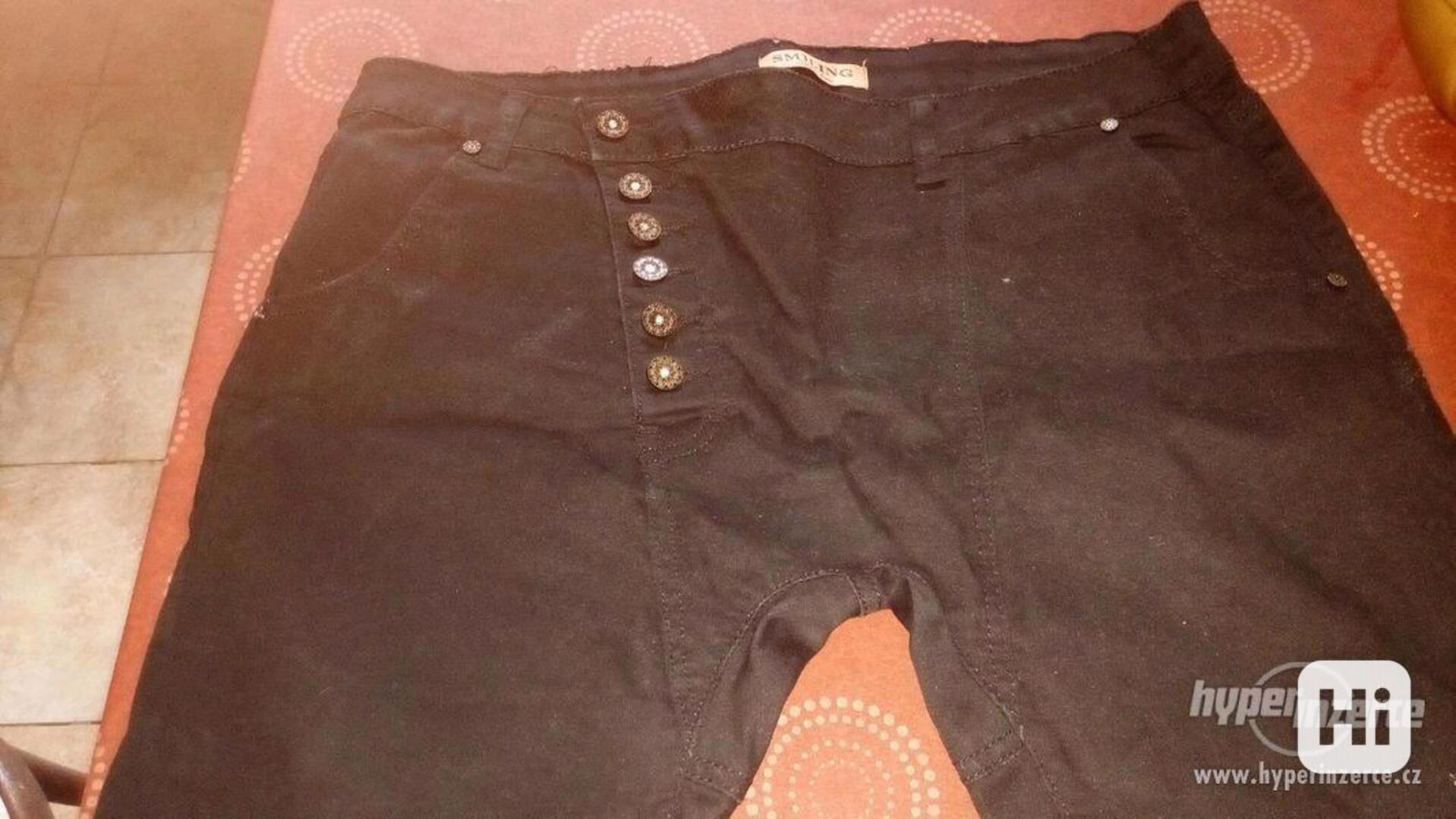 černé látkové kalhoty modního střihu, pas 90 cm - foto 1