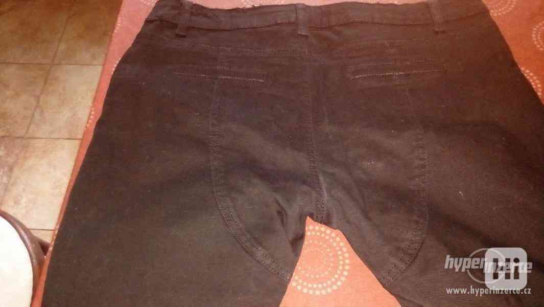 černé látkové kalhoty modního střihu, pas 90 cm - foto 2