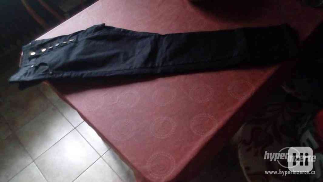 černé látkové kalhoty modního střihu, pas 90 cm - foto 3