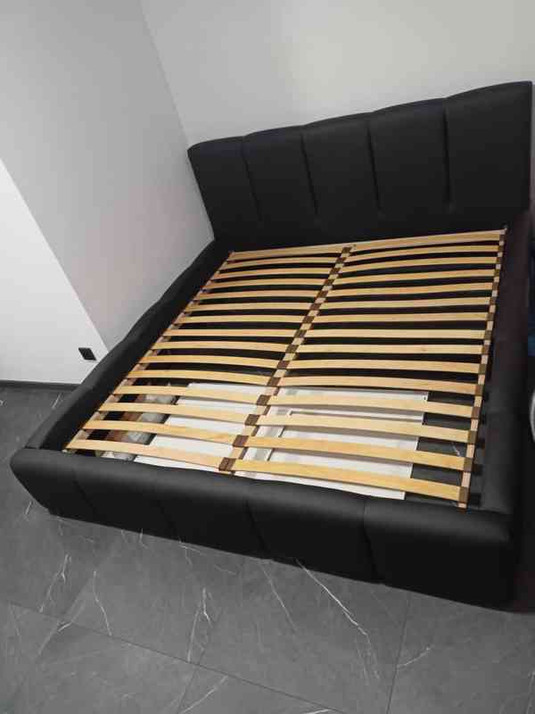 Moderní postel 180x200 - černá eko kůže Soft