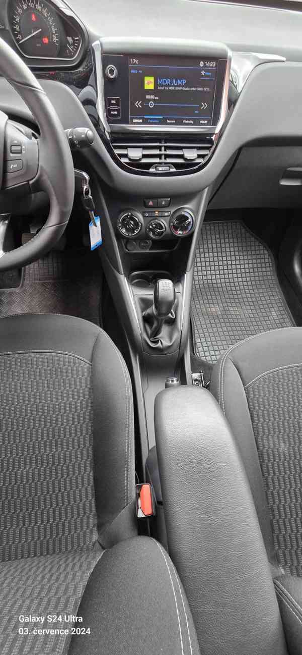 Peugeot 208 1,2 VTi PureTech najeto pouhých 22.000 km - foto 10