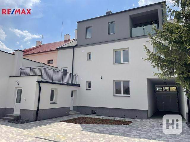Nový podkrovní byt 3+kk s prosklenou lodžií, parkovacím stáním a zahradou, Staškova, Olomouc-Holice - foto 50