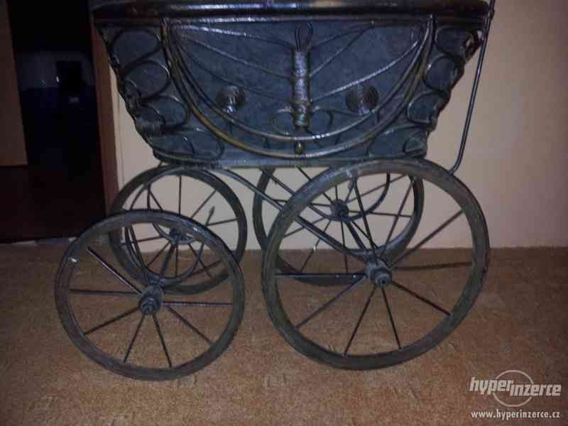 starožitný kočárek - foto 2