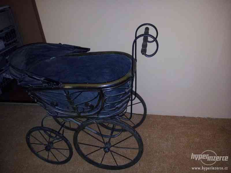 starožitný kočárek - foto 3