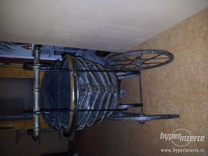 starožitný kočárek - foto 4
