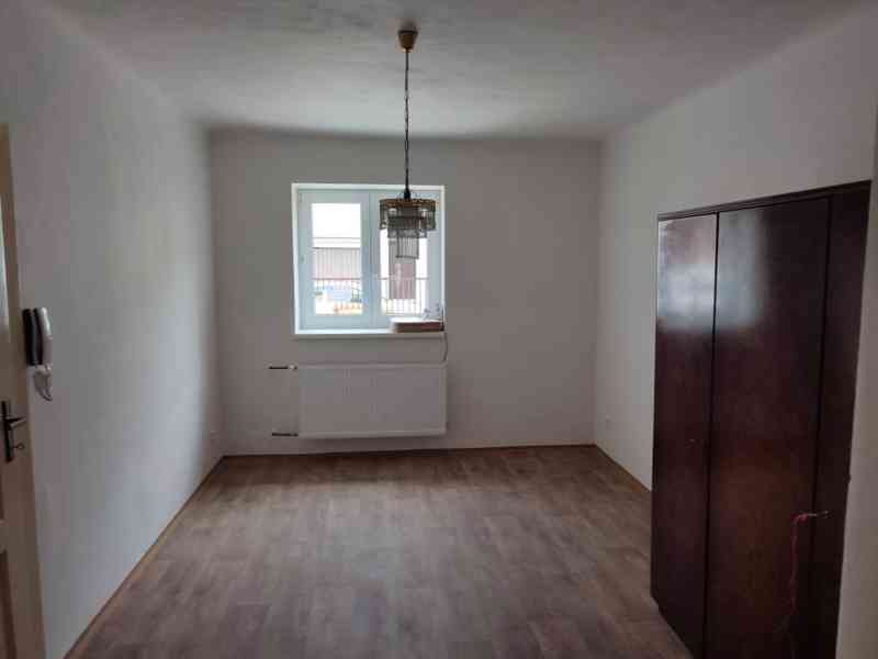 Pronájem bezbariérového bytu o velikosti 1+1 v Černovicích - foto 5