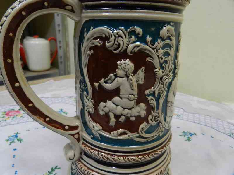 Krásný starý obří bohatě zdobený keramický Korbel Andělíčci - foto 4