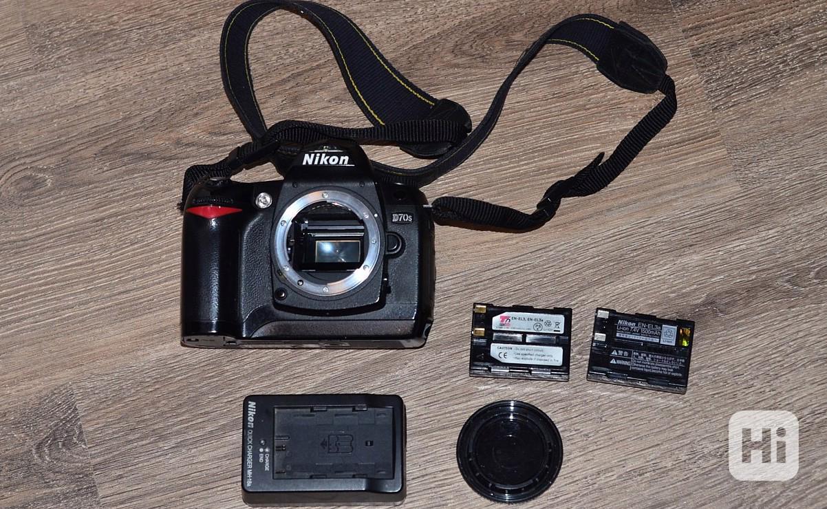 Nikon D70s  DX zrcadlovka, 6.1 MPix CCD  22000 Exp - foto 1