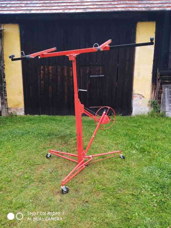 Prodám zvedák na sádrokarton a OSB desky.