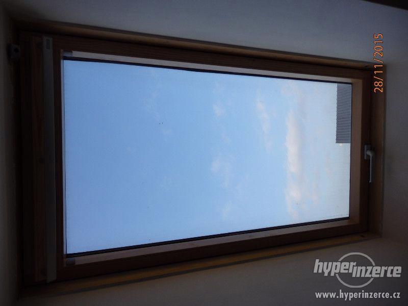 Střešní okno VELUX s venkovní roletou + mont.sada - foto 5