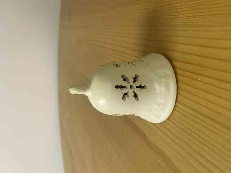 Porcelánový vánoční zvonek – „Šťastné a veselé“, Jana - foto 3