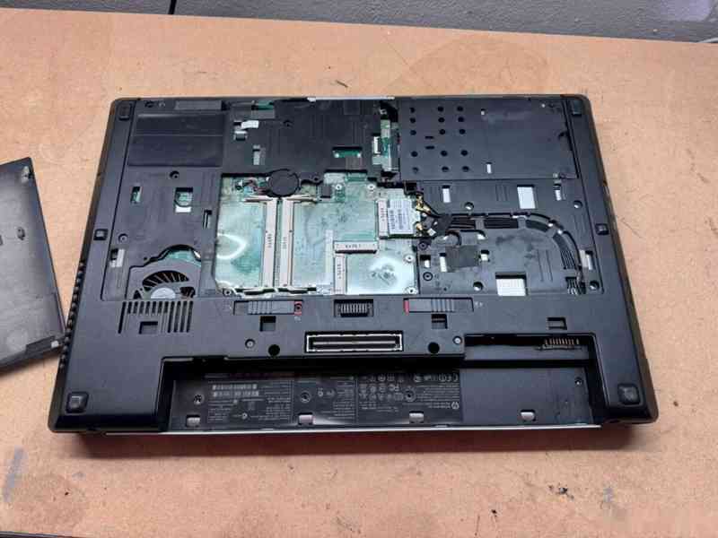 Predám pokazený notebook na náhradné diely zn.HP 8570w - foto 4