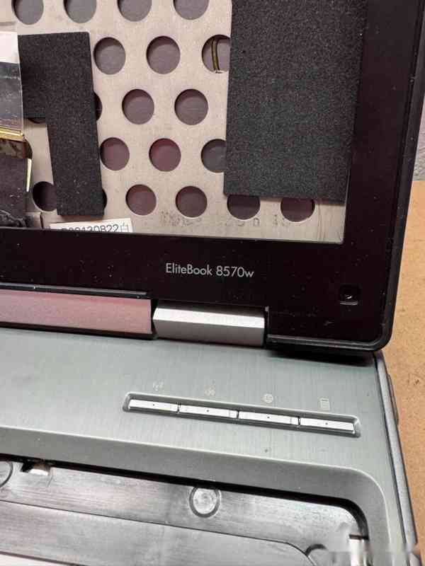 Predám pokazený notebook na náhradné diely zn.HP 8570w - foto 5