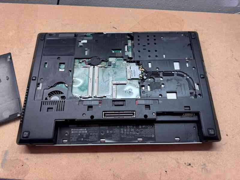 Predám pokazený notebook na náhradné diely zn.HP 8570w - foto 3