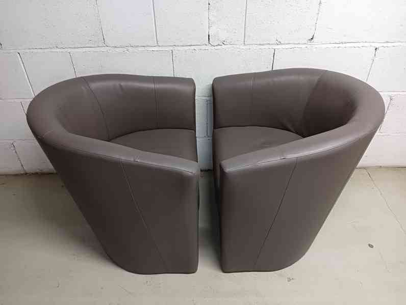 2x hnědá koženková křesla... - foto 3