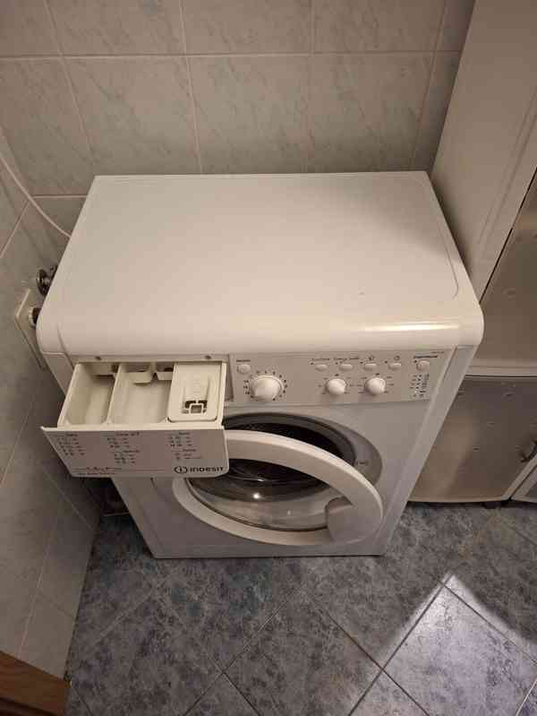 Prodám plně funkční pračku Indesit IWSC51051. - foto 2