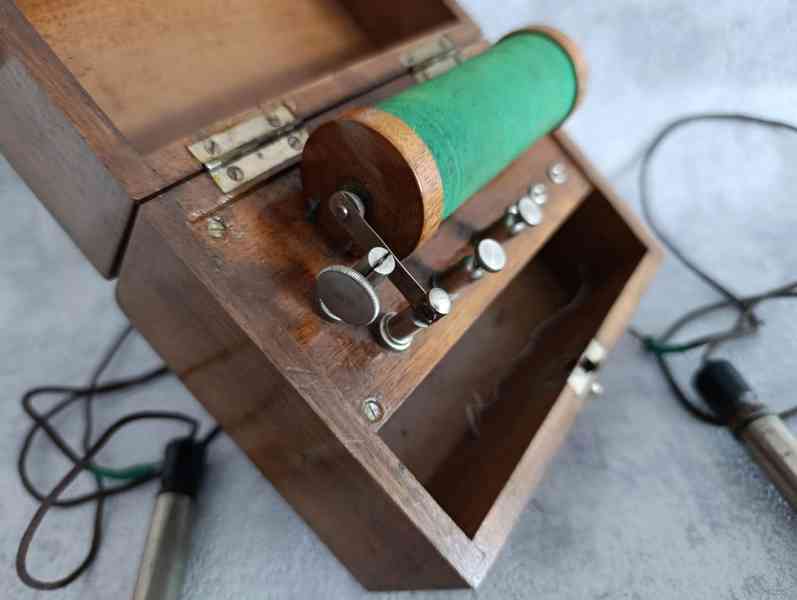 Starožitný indukční přístroj elektroléčba okolo r. 1915-1920 - foto 7