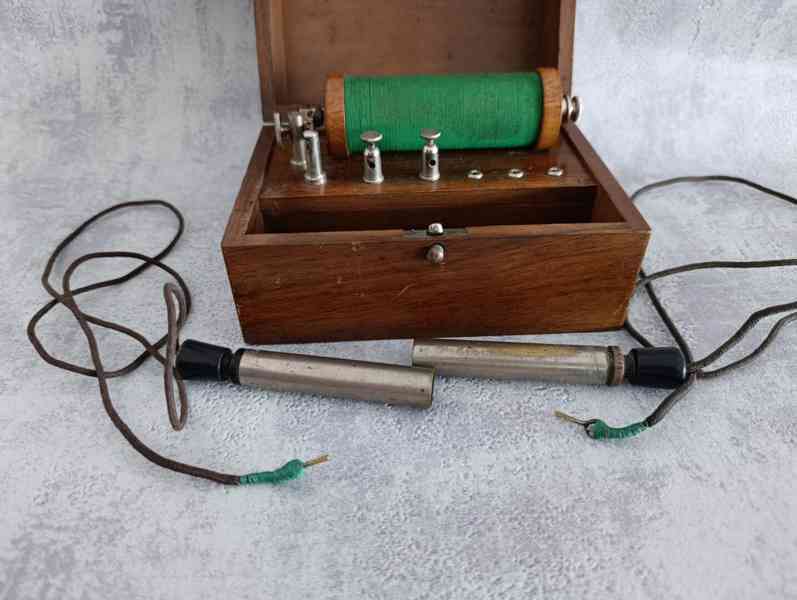 Starožitný indukční přístroj elektroléčba okolo r. 1915-1920 - foto 9