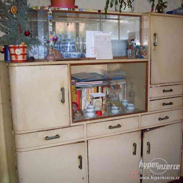 Daruji starou kredenc - foto 1