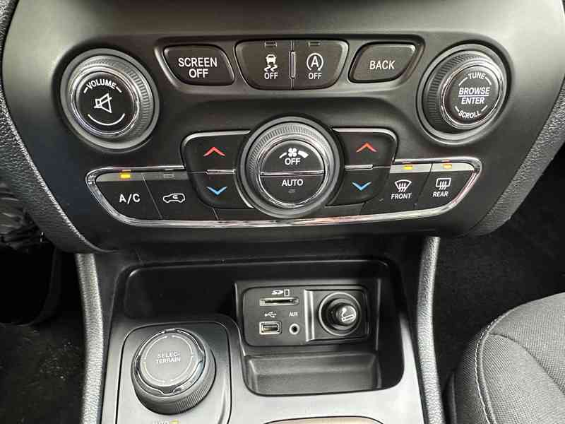 Jeep Cherokee 2.2CRD 4x4/136kW/1MAJ/TOP - foto 38