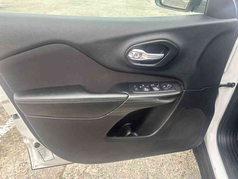 Jeep Cherokee 2.2CRD 4x4/136kW/1MAJ/TOP - foto 9