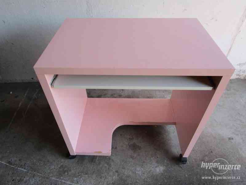 Růžový stůl i PC stůl s kolečky. - foto 1