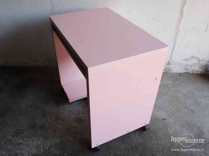 Růžový stůl i PC stůl s kolečky. - foto 4