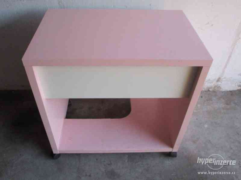 Růžový stůl i PC stůl s kolečky. - foto 5