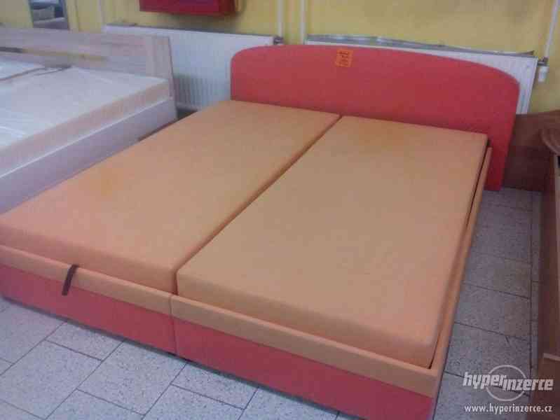 Oranžová manželská postel 180 cm - foto 1