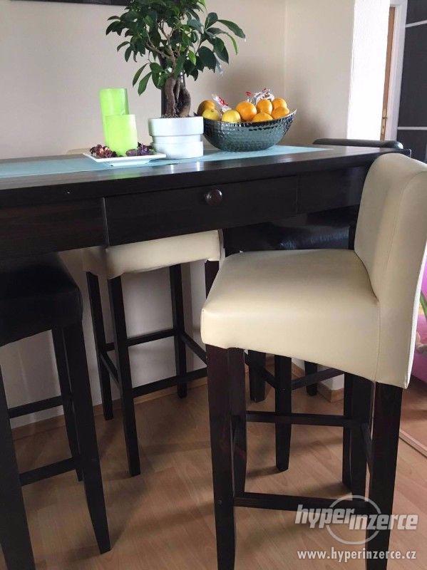 Vyšší stůl z masivu + 4 kožené židle - foto 2