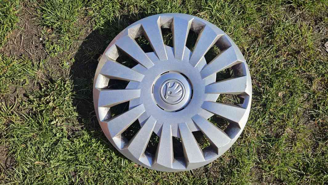 Poklice plastová Škoda 16", Super, Octavia, Yeti  5E0601147B - foto 1