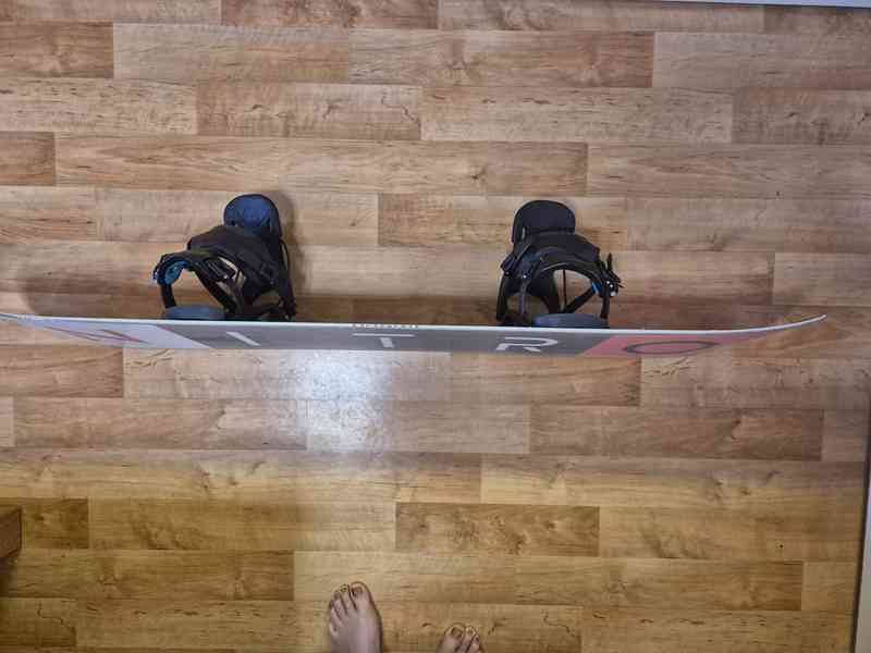 Snowboard Nitro Future 142 cm + vázání Flow - foto 3