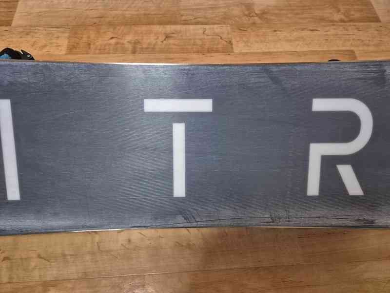 Snowboard Nitro Future 142 cm + vázání Flow - foto 8