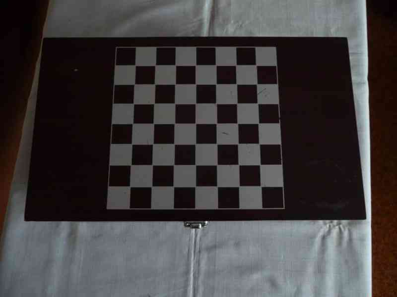 Dárková dřevěná kazeta na víno s šachovnicí a figurkami - foto 6