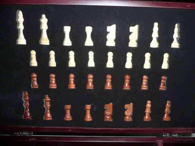 Dárková dřevěná kazeta na víno s šachovnicí a figurkami - foto 2