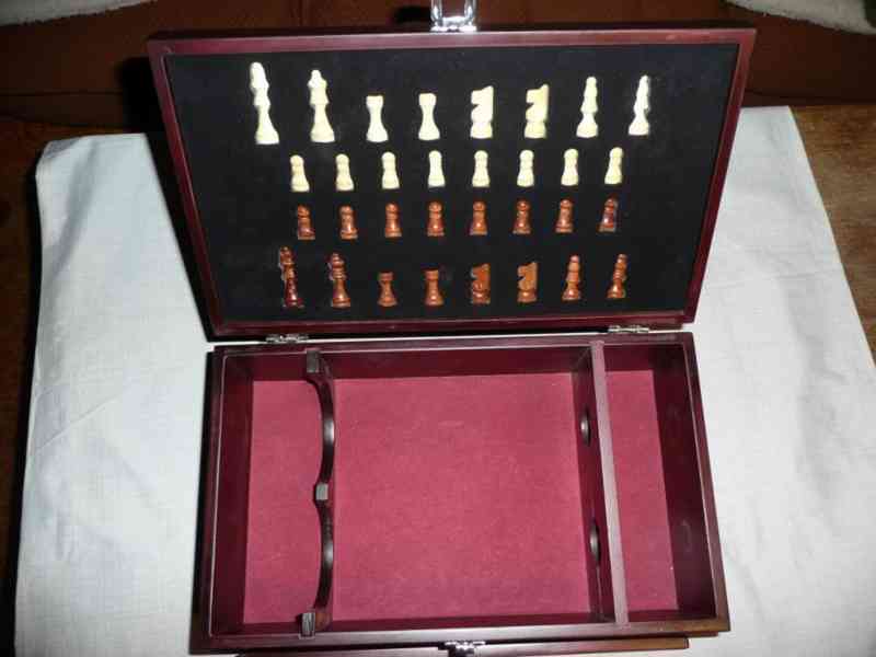 Dárková dřevěná kazeta na víno s šachovnicí a figurkami - foto 3