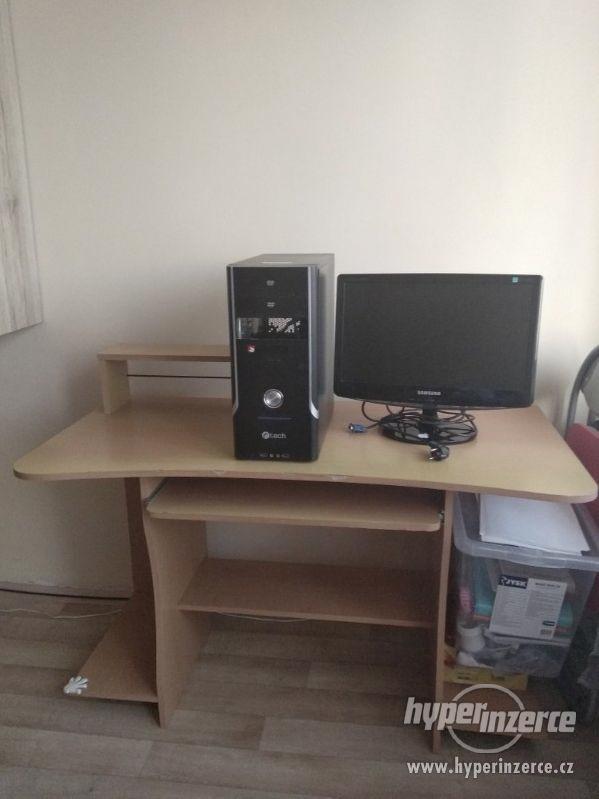 Pracovní stůl a počítač dohodou - foto 1