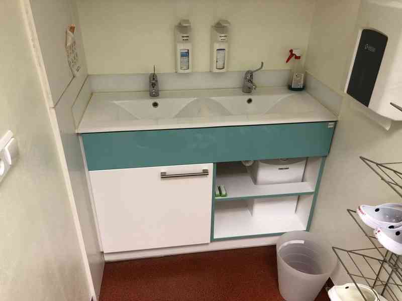 Položka číslo 48 – soubor vybavení laboratoře a sálu - foto 4