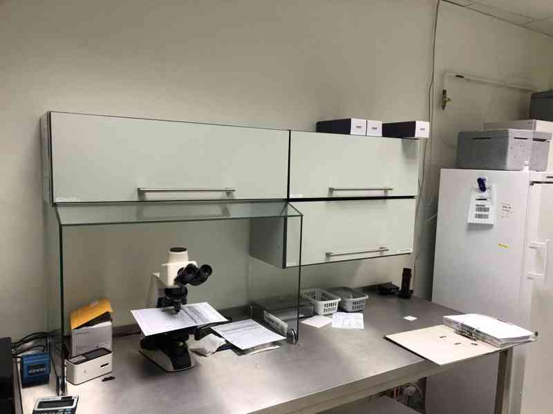 Položka číslo 48 – soubor vybavení laboratoře a sálu - foto 31