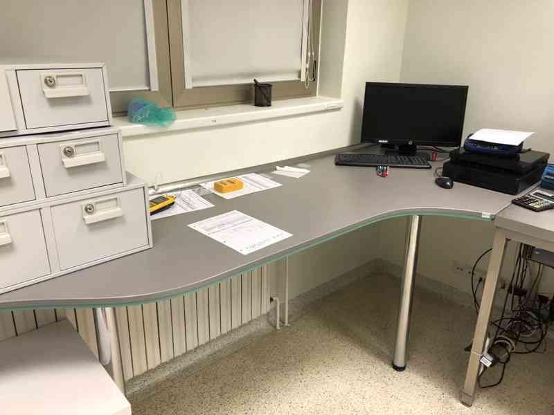 Položka číslo 48 – soubor vybavení laboratoře a sálu - foto 28